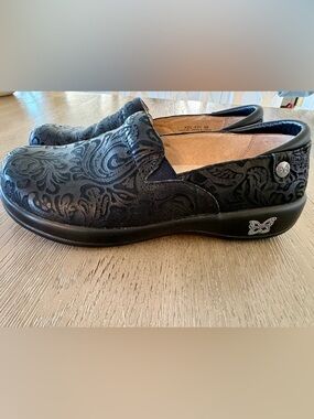 Alegria Keli 38 Black Embossed Leather Clogs Slip Resistant Comfort